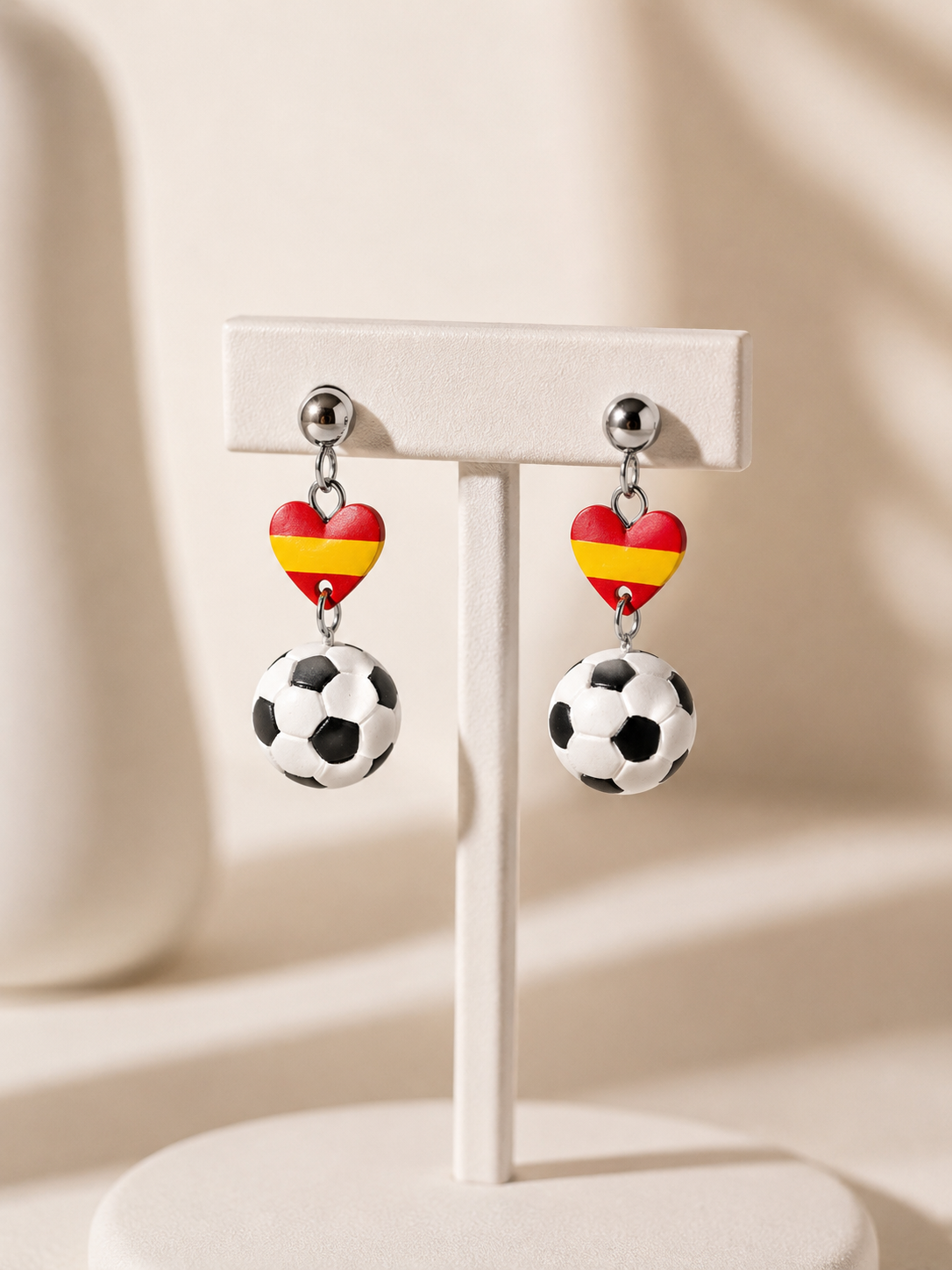 Pendientes balón de fútbol con corazón de España hechos a mano